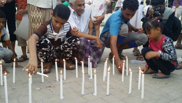 أطفال عدن يشعلون الشموع في ساحة العروض 