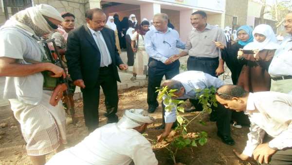 الامارات تقدم 16 مليون درهم لتأهيل الكورنيشات والحدائق بعدن