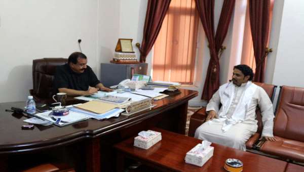 شركة العمقي للصرفة تكرم محافظ حضرموت بدرع الوفاء