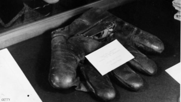 قفاز بيسبول بـ 118 ألف دولار