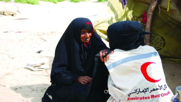 الإمارات تقدم مساعدات مالية لأسر الشهداء في عدن