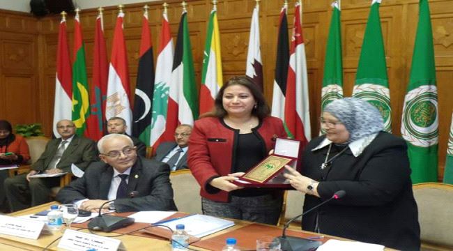 الجامعة العربية تكرم اكاديمية عدنية بالدرع الشرفي 