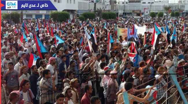 مباشر من ساحة العروض بعدن .. الآلاف يتظاهرون قبل يوم واحد من مليونية #إعلان_عدن_التاريخي ( صور ) .. #الجنوب_ينتفض