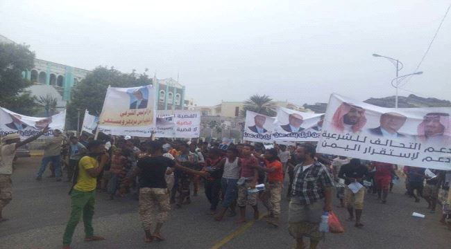 العشرات يتظاهرون تأييدا للرئيس هادي قرب قصر معاشيق بعدن