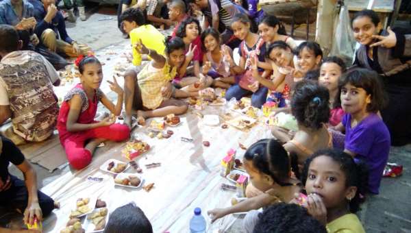 حتى الاطفال تصدقوا على شهداء التحرير في افطار جماعي بعدن (صور)