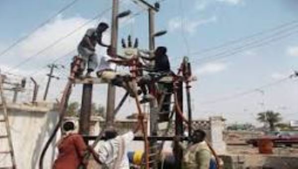 فريق هندسي من كهرباء عدن يقوم باصلاح خطوط نقل الكهرباء الى محافظة أبين