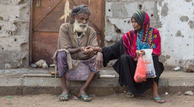 صورة معبرة .. مسنان في عدن يتقاسمان "لقمة العيش"