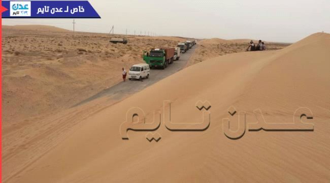 مواطنون عالقون في الخط الدولي بين محافظتي شبوة وحضرموت "صورة"