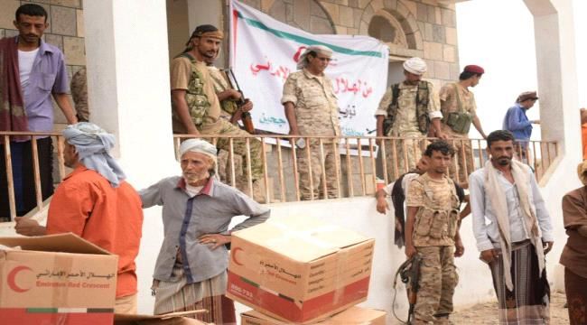 #الهلال_الأحمر_الإماراتي يوزع سلل غذائية لأهالي مديرية جحين في #أبين
