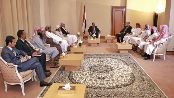 وكالة سبأ: الاحمر يلتقي عدداً من قادة مقاومة عدن ولحج وأبين ( صورة)