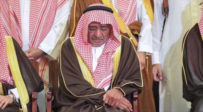 صورة مؤثرة .. الأمير مقرن في عزاء ابنه منصور