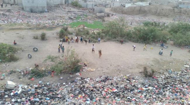مكب النفايات .. ساحة الاطفال بحوطة لحج لممارسة الرياضة  ( صورة وتعليق  ) 