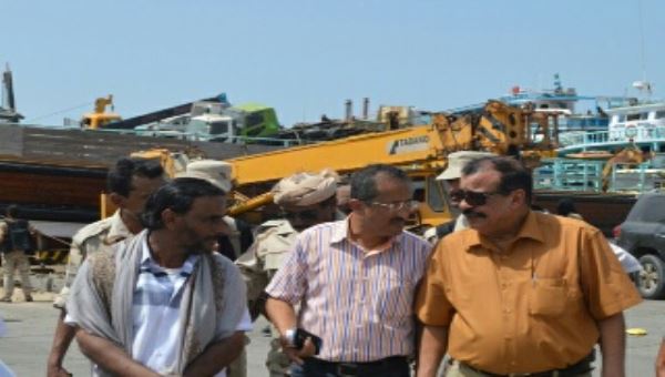محافظ حضرموت يزور مديرية الشحر ويتفقد الميناء ومعسكر الامن والمستشفى ومحطة الكهرباء 