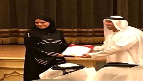 دائرة الثقافة والإعلام في #الشارقة تكرم الإعلامية اليمنية لارا الظراسي