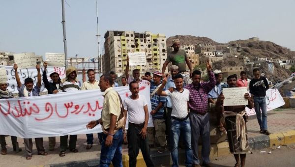عمال كهرباء عدن يطالبون بمستحقاتهم ويلوحون بالاضراب