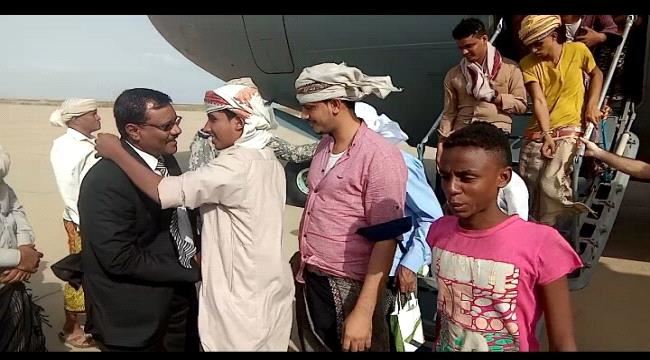 طائرة عسكرية اماراتية تقل 180 عالقا من أبناء سقطرى من مطار الريان