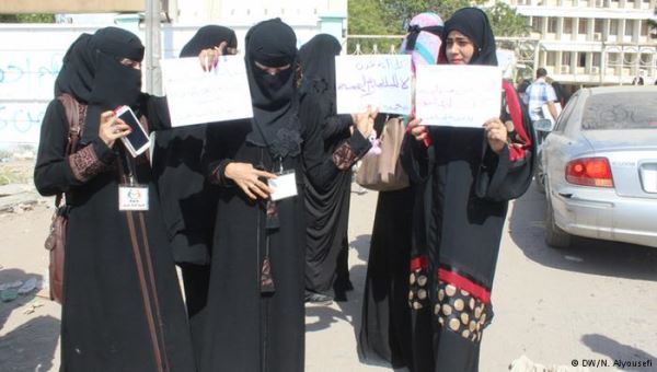 جدل بعد رجم "القاعدة" إمرأة حتى الموت في المكلا