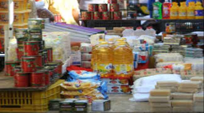 تجار في أسواق الجملة بعدن يوزعون قائمة بالتعرفة الجديدة للمواد الغذائية 