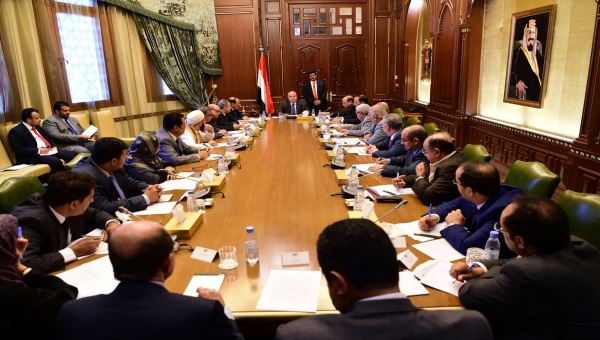 الرئيس يبحث مع اعضاء الوفد الحكومي الموقف من استئناف مفاوضات الكويت