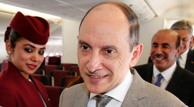 رئيس "القطرية" يسخر من عمر مضيفات الشركات الأميركية