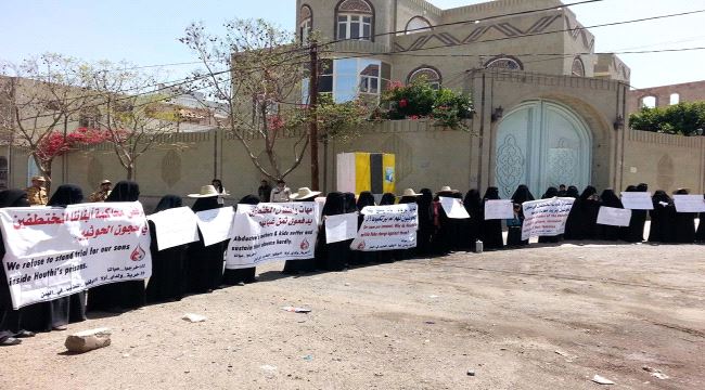صنعاء .. رابطة أمهات المختطفين تحذر من إطالة قضية أبنائهن في السجون