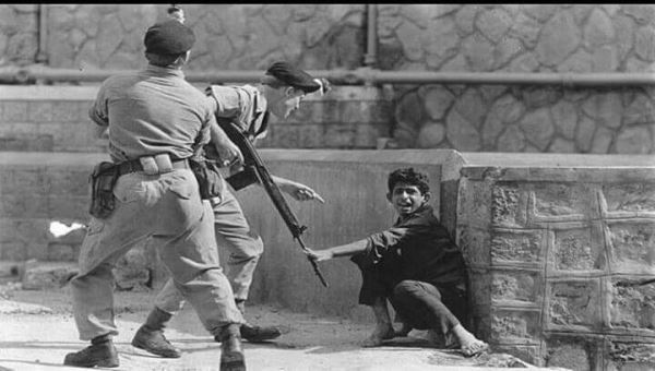 من هو الطفل العدني صاحب الصورة الشهيرة اثناء الثورة ضد الانجليز ؟ .. ( شاهد صورته حاليا )