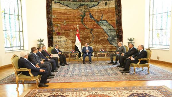 الرئيس المصري يستقبل بن دغر بقصر الاتحادية .. وبحث قضايا تاشيرات اليمنيين الزائرين لمصر