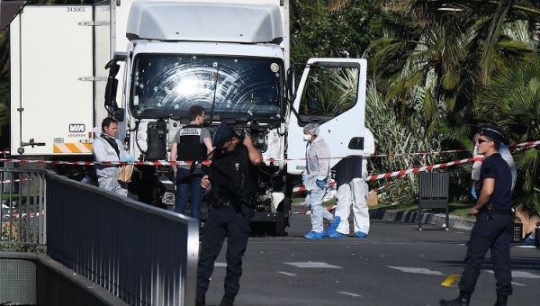فرنسا: التعرف على منفذ هجوم نيس الذي أوقع أكثر من 80 قتيلا