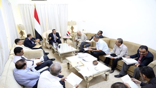 خطوات حكومية لإنقاذ الاقتصاد وعدم استمرار إرسال الإيرادات للانقلابيين بصنعاء