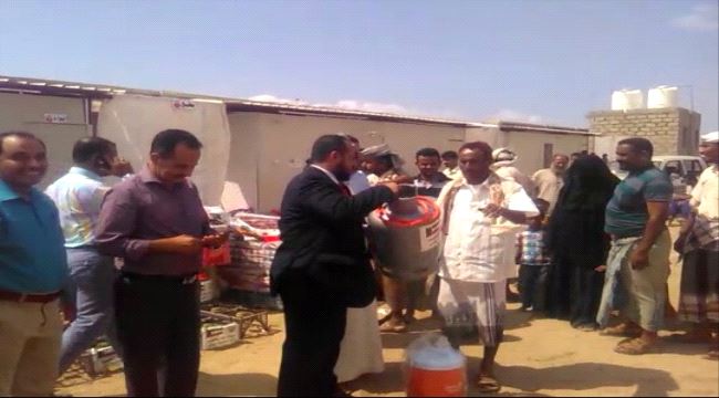 اليزيدي يدشن توزيع المساعدات الايوائية للنازحين في البريقة