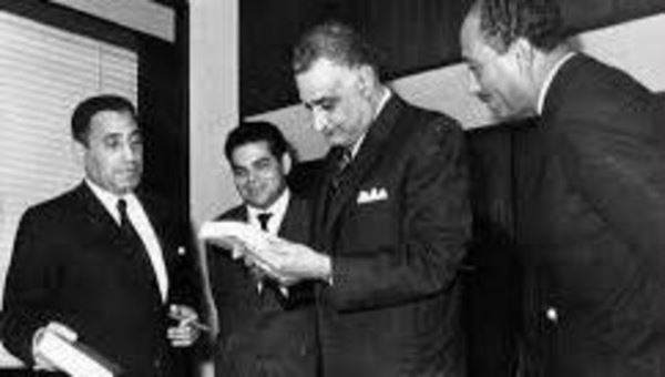 هيكل.. قرّبه ناصر وأبعده السادات وهمشه مبارك