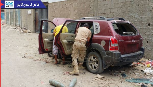 " الحزام"  بعدن يفكك سيارة مفخخة بالسيلة - الشيخ عثمان (صور)