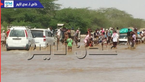 سيول جارفة تهدد مدينة احور بالخطر (صور)