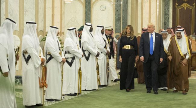 من هم "الخويا" الذين جذبوا انتباه ترمب في الرياض ؟