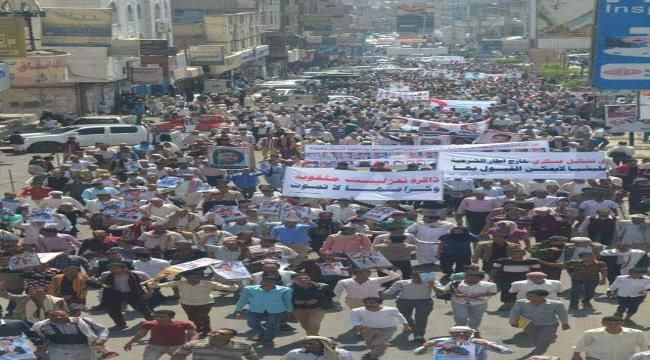 حزب الاصلاح يرهن #تعـز في معركة فرض شروطهم على الشرعية