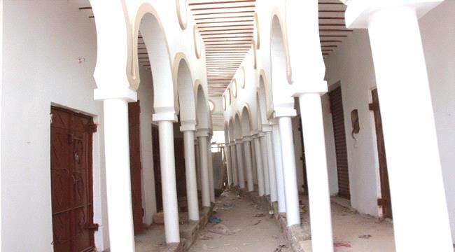 تواصل العمل في مشروع رصف وتحسين سوق الحنظل بسيئون 