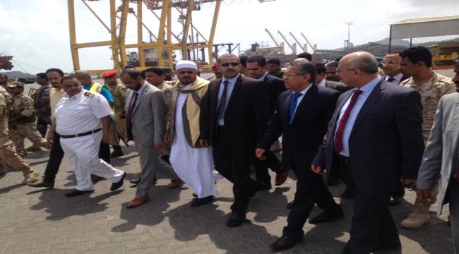 بن دغر في ميناء عدن