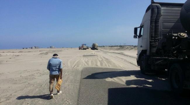 صور.. الكثبان الرملية تغلق خط عدن- ابين