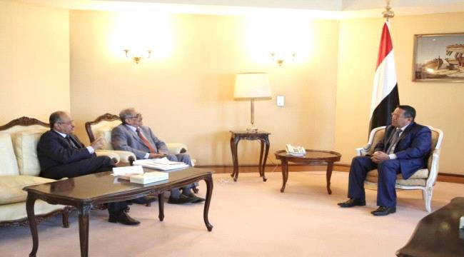 بن دغر: صرف مرتبات الجيش والأمن عبر البريد والمصارف باستثناء الجبهات