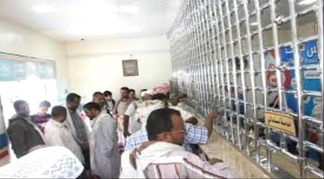 الكريمي يستقطع ٦٠ مليون ريال شهريا من مرتبات الموظفين في تعز