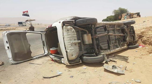 نجاة اسرة من حادث سير إثر اصطدام حافلة نقل جماعي بهم