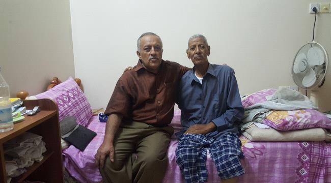 "عدن تايم" تطمئن على صحة صحفي أقعده المرض 