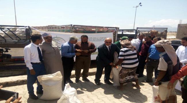 #مركز_الملك_سلمان_للاغاثة يوزع أكياس قمح على نازحي #الحـديدة بعدن