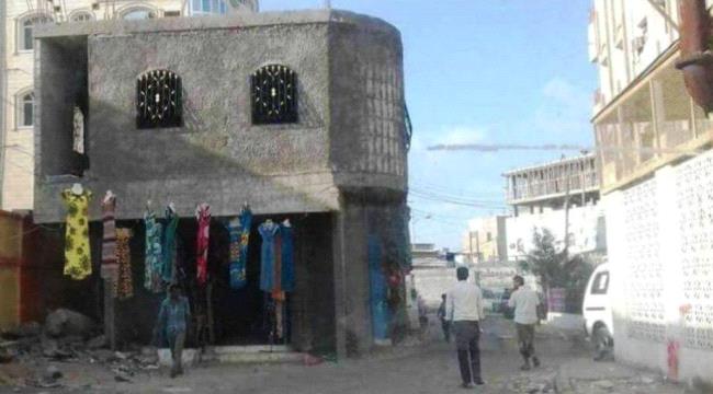 صورة صادمة.. عمارة تغلق شارع في عدن