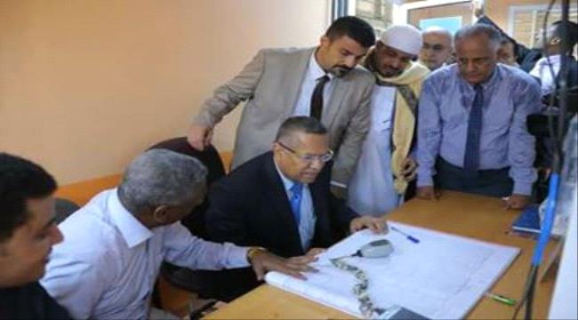 في إطار زياراته التفقديه.. رئيس الوزراء يطلع على سير العمل في مؤسسة المياه والمجمع القضائي 