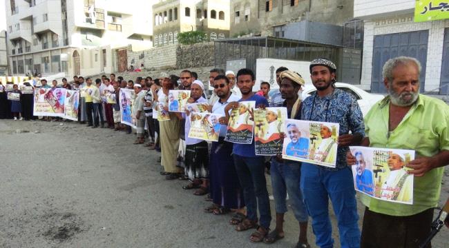 وقفة امام قصر معاشيق لإطلاق سراح الشيخ نضال باحويرث 