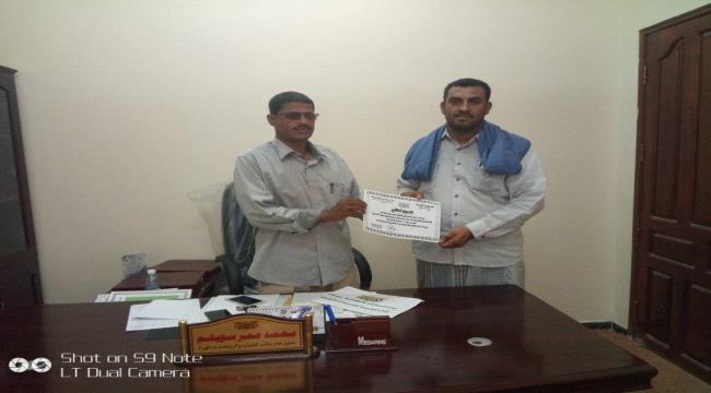 مدير عام مكتب الشباب و#الريـاضة يسلّم نادي الساحل بالمهرة التصريح الرسمي وبطاقة الإعتراف الوزاري النهائي ..