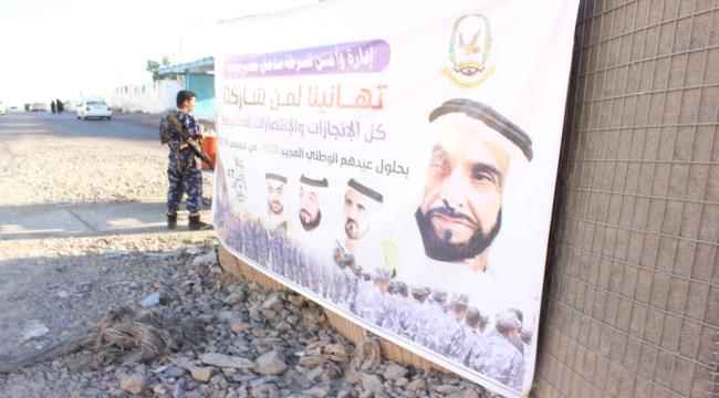 صور حكام الإمارات تزين شوارع المكلا 