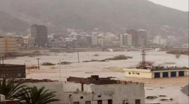 مياه الأمطار تغمر شوارع مدينة المكلا (صور)