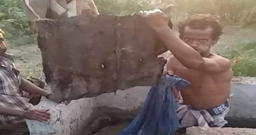 تقرير ـ عمال الصرف الصحي بلحج ..جهود كبير ومخاطر محدقة .. والمقابل فتات